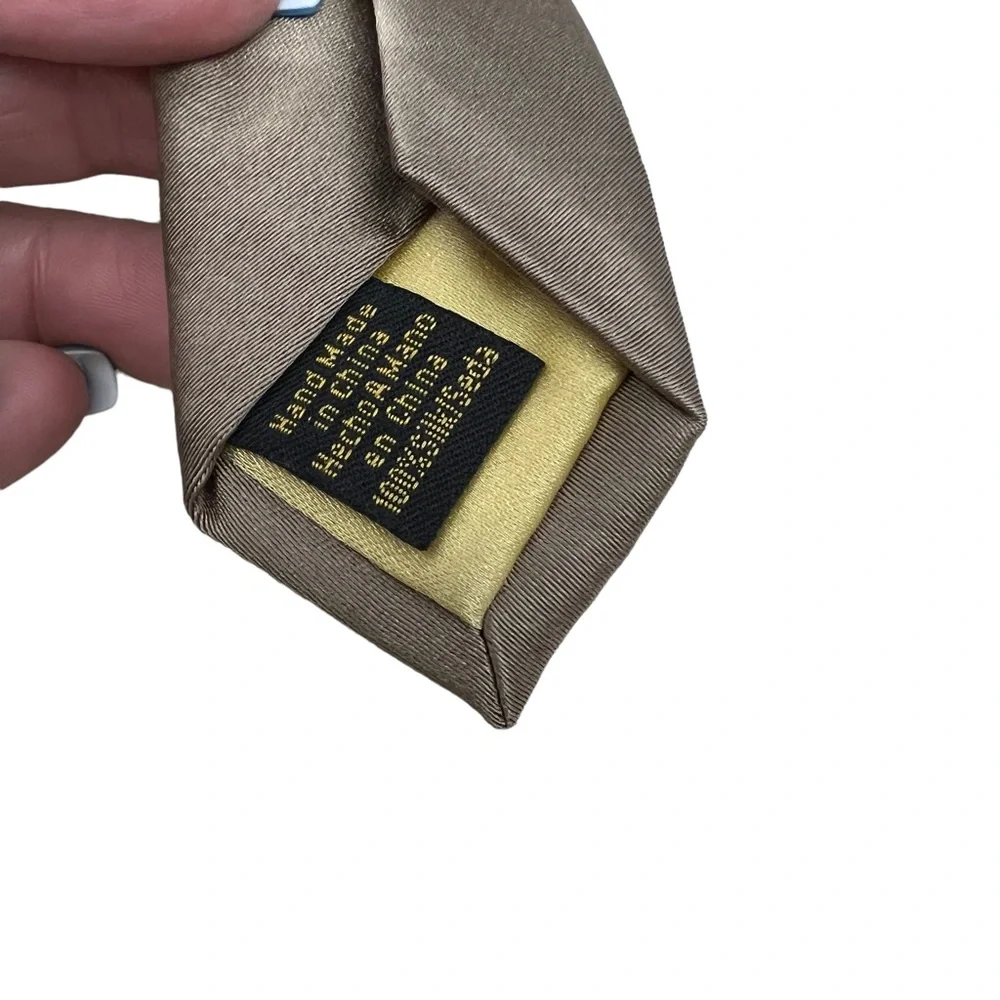 Donald J Trump 100% silk Signature Collection tie - Picture 5 of 7